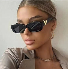 Vintage Square Sunnies – Zwarte Dames Zonnebril met Goud Accent