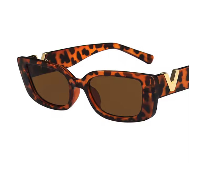 Vintage Square Sunnies – Zwarte Dames Zonnebril met Goud Accent