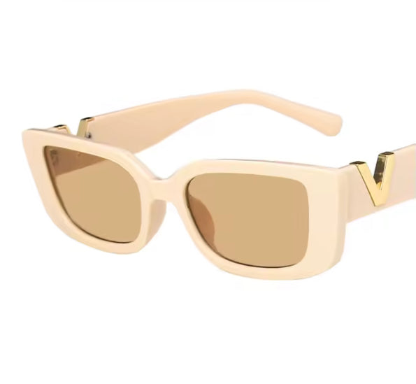Vintage Square Sunnies – Zwarte Dames Zonnebril met Goud Accent