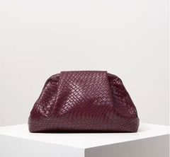 Luxe Gevlochten Clutch – Bordeaux Elegantie voor Elke Gelegenheid