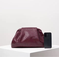 Luxe Gevlochten Clutch – Bordeaux Elegantie voor Elke Gelegenheid