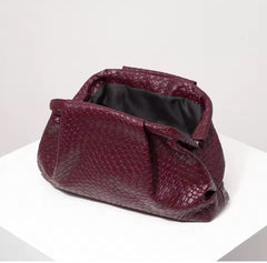 Luxe Gevlochten Clutch – Bordeaux Elegantie voor Elke Gelegenheid