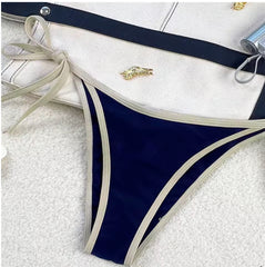 Vintage blauwe bikini-set met beige details – Push-up driehoekige top & string-slip