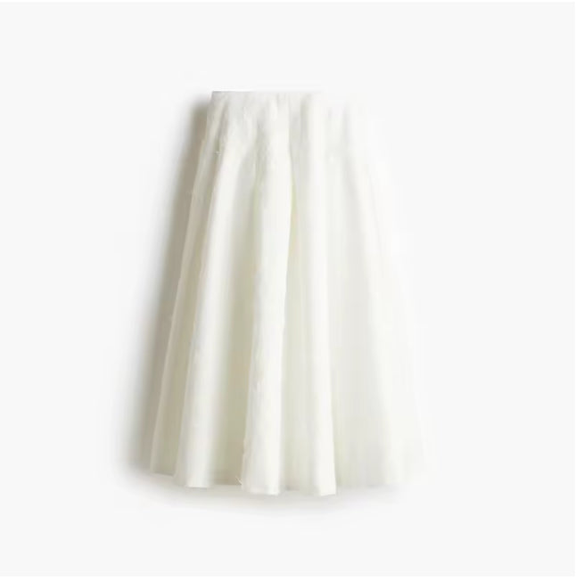 Elegante witte tweedelige set met oversized blouse en geplooide rok