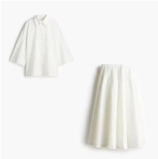 Elegante witte tweedelige set met oversized blouse en geplooide rok