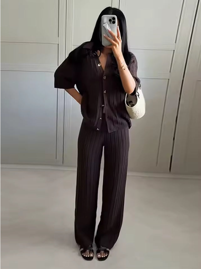 Gehaakte dames set met luchtige blouse en rechte broek