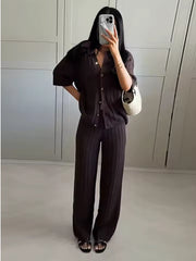 Gehaakte dames set met luchtige blouse en rechte broek
