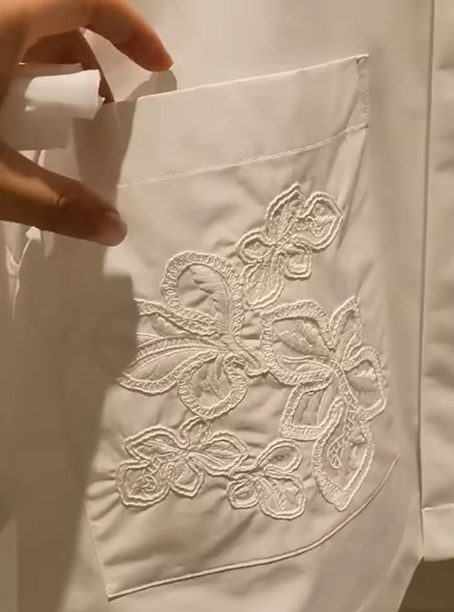 Witte geborduurde blouse met korte vleermuismouwen