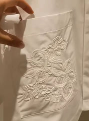Witte geborduurde blouse met korte vleermuismouwen