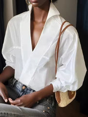 Blouse met diepe V-hals en opstaande kraag
