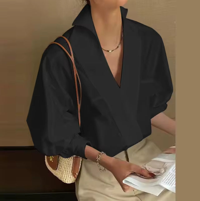 Blouse met diepe V-hals en opstaande kraag